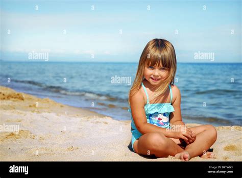 süsse teens|Süße Junge Mädchen Am Strand Blick In Die Kamera Und Spaß